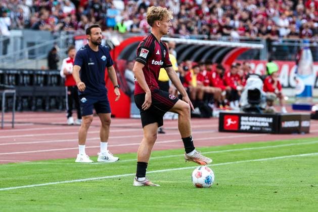 Tim Janisch 32 (1FC Nuernberg) in Aktion, im Hintergrund Chef-Trainer Ralf Kettemann (SC Paderborn 07), 1. FC Nuernberg vs. SC Paderborn 07, DFL, 2. Bundesliga, Saison 2025 2026, Max-Morlock-Stadion, 4. Spieltag, Hinrunde, 29.08.2025 DFB regulations prohibit any use of photographs as image sequences and or quasi-video Nuernberg Bayern Deutschland