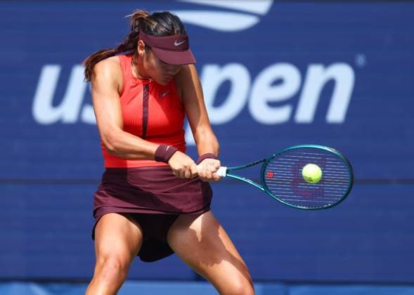 2025 US Open Tennis Championships, Day six, Billy Jean-King Tennis Centre, Flushing Meadows, New York, USA, 29 08 2025 Emma Raducanu (GBR) in action during her third round match against Elana Rybakina (KAZ) in the 2025 US Open at Flushing Meadows New York Billy Jean King Tennis Centre, Flushing Meadows New York USA Copyright: xMarkxGreenwoodx