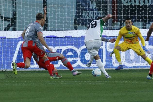 Sassuolo Andrea Pinamonti scores a goal 2-1 during the Serie A soccer match between Cremonese and Sassuolo at the Giovanni Zini in Cremona, north west Italy - Friday, August 27, 2025. - Soccer .  Copyright: xAlbertoxMariani LaPressex