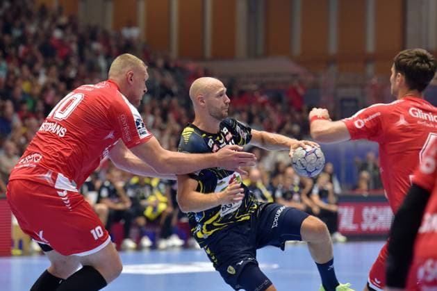 Lukas Sandell (Rhein-Neckar Loewen 11) (am Ball), Dainis Kristopans (MT Melsungen 10) (L) , GER, MT Melsungen - Rhein-Neckar Loewen, Handball, 1. Bundesliga, 1. Spieltag, Saison 2025 2026, 29.08.2025, GER, MT Melsungen - Rhein-Neckar Loewen, Handball, 1. Bundesliga, 1. Spieltag, Saison 2025 2026, 29.08.2025 Kassel Copyright: xEibner-Pressefotox xRolandxSippelx EP_RSL