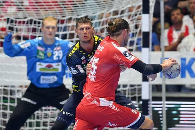 Olle Forsell Schefvert (MT Melsungen 25) (am Ball), Sebastian Heymann (Rhein-Neckar Loewen 13), David Spaeth (Torwart Rhein-Neckar Loewen 29) (hinten) , GER, MT Melsungen - Rhein-Neckar Loewen, Handball, 1. Bundesliga, 1. Spieltag, Saison 2025 2026, 29.08.2025, GER, MT Melsungen - Rhein-Neckar Loewen, Handball, 1. Bundesliga, 1. Spieltag, Saison 2025 2026, 29.08.2025 Kassel Copyright: xEibner-Pressefotox xRolandxSippelx EP_RSL