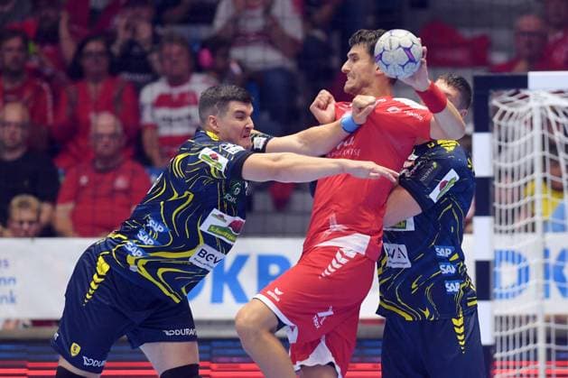 Nikolaj Enderleit (MT Melsungen 4) (am Ball), Halil Jaganjac (Rhein-Neckar Loewen 45) (L) , GER, MT Melsungen - Rhein-Neckar Loewen, Handball, 1. Bundesliga, 1. Spieltag, Saison 2025 2026, 29.08.2025, GER, MT Melsungen - Rhein-Neckar Loewen, Handball, 1. Bundesliga, 1. Spieltag, Saison 2025 2026, 29.08.2025 Kassel Copyright: xEibner-Pressefotox xRolandxSippelx EP_RSL