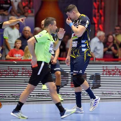 Rote Karte fuer Halil Jaganjac (Rhein-Neckar Loewen 45) , GER, MT Melsungen - Rhein-Neckar Loewen, Handball, 1. Bundesliga, 1. Spieltag, Saison 2025 2026, 29.08.2025, GER, MT Melsungen - Rhein-Neckar Loewen, Handball, 1. Bundesliga, 1. Spieltag, Saison 2025 2026, 29.08.2025 Kassel Copyright: xEibner-Pressefotox xRolandxSippelx EP_RSL