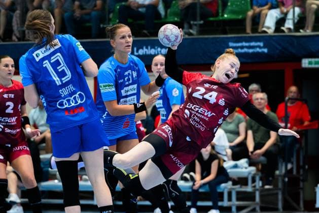Handball: Bundesliga Frauen, Union Neckarsulm - HSG Bensheim Auerbach v.li. Alicia Soffel (NEckarsulm), Munia Smits (Neckarsulm), Meike Schmelzer (Bensheim) Neckarsulm Ballei Baden-Württemberg Deutschland