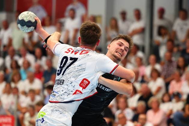 Nick Froehlich (Oppenweiler) im Zweikampf mit David Kuntscher (Huettenberg) TV Huettenberg vs HC Oppenweiler-Backnang, Handball, 2. Bundesliga, 29.08.2025 TV Huettenberg vs HC Oppenweiler-Backnang, Handball, 2. Bundesliga, 29.08.2025 Huettenberg Copyright: xEibner-Pressefotox EP_RWS