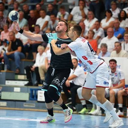 Niklas Diebel (Oppenweiler) im Zweikampf mit Danil Dyatlov (Huettenberg) TV Huettenberg vs HC Oppenweiler-Backnang, Handball, 2. Bundesliga, 29.08.2025 TV Huettenberg vs HC Oppenweiler-Backnang, Handball, 2. Bundesliga, 29.08.2025 Huettenberg Copyright: xEibner-Pressefotox EP_RWS