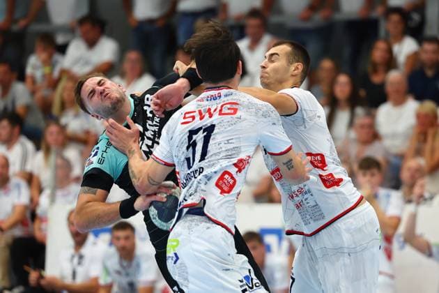 Niklas Diebel (Oppenweiler) im Zweikampf mit Danil Dyatlov (Huettenberg, rechts) und Hendrik Schreiber (Huettenberg, vorne) TV Huettenberg vs HC Oppenweiler-Backnang, Handball, 2. Bundesliga, 29.08.2025 TV Huettenberg vs HC Oppenweiler-Backnang, Handball, 2. Bundesliga, 29.08.2025 Huettenberg Copyright: xEibner-Pressefotox EP_RWS