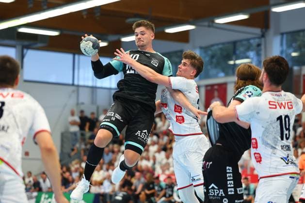 Nick Froehlich (Oppenweiler) im Zweikampf mit Paul Kompenhans (Huettenberg) TV Huettenberg vs HC Oppenweiler-Backnang, Handball, 2. Bundesliga, 29.08.2025 TV Huettenberg vs HC Oppenweiler-Backnang, Handball, 2. Bundesliga, 29.08.2025 Huettenberg Copyright: xEibner-Pressefotox EP_RWS