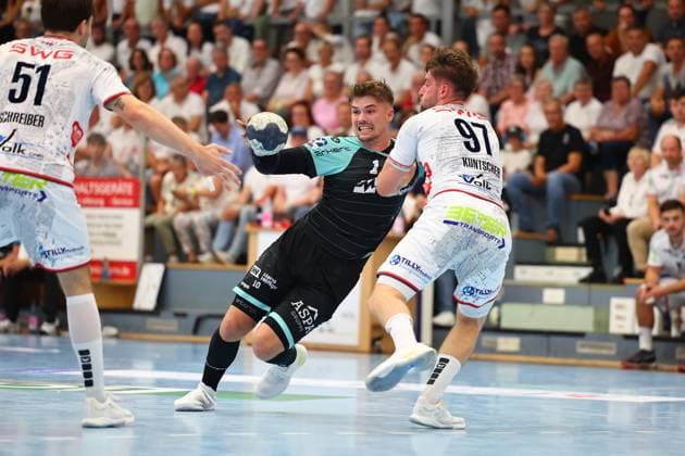Nick Froehlich (Oppenweiler) im Zweikampf mit David Kuntscher (Huettenberg) TV Huettenberg vs HC Oppenweiler-Backnang, Handball, 2. Bundesliga, 29.08.2025 TV Huettenberg vs HC Oppenweiler-Backnang, Handball, 2. Bundesliga, 29.08.2025 Huettenberg Copyright: xEibner-Pressefotox EP_RWS