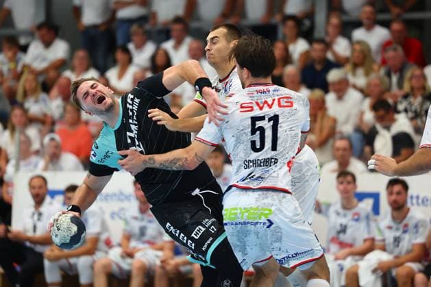 Niklas Diebel (Oppenweiler) im Zweikampf mit Danil Dyatlov (Huettenberg, rechts) und Hendrik Schreiber (Huettenberg, vorne) TV Huettenberg vs HC Oppenweiler-Backnang, Handball, 2. Bundesliga, 29.08.2025 TV Huettenberg vs HC Oppenweiler-Backnang, Handball, 2. Bundesliga, 29.08.2025 Huettenberg Copyright: xEibner-Pressefotox EP_RWS