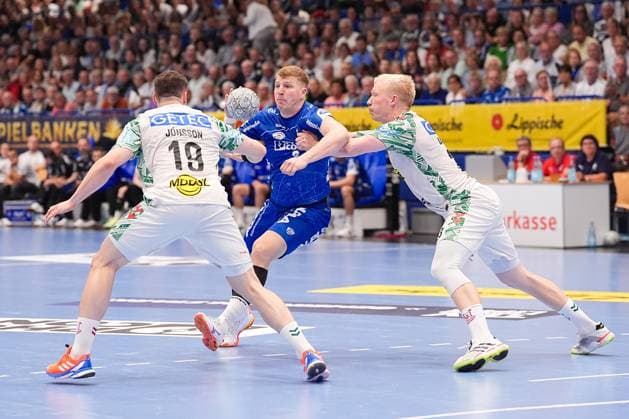 29.03.2025, xydrx, Handball, 1.HBL, TBV Lemgo Lippe - SC Magdeburg, PHOENIX Contact-Arena: Lukas Hutecek (TBV Lemgo Lippe 2) im Zweikampf gegen Elvar Oern Jonsson (SC Magdeburg 19) und Magnus Saugstrup (SC Magdeburg 23) Nordrhein-Westfahlen Deutschland