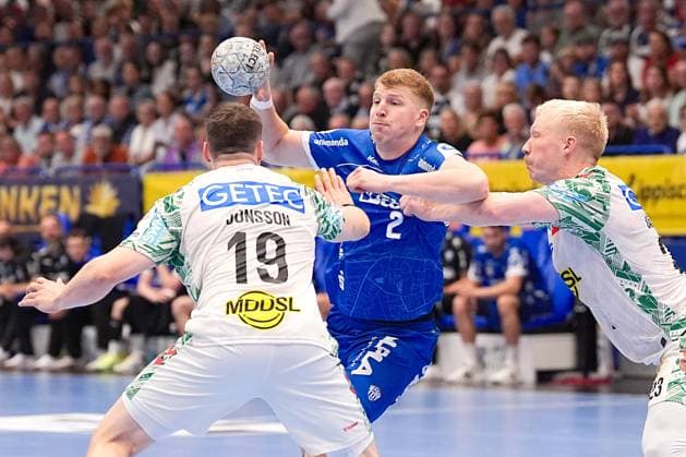 29.03.2025, xydrx, Handball, 1.HBL, TBV Lemgo Lippe - SC Magdeburg, PHOENIX Contact-Arena: Lukas Hutecek (TBV Lemgo Lippe 2) im Zweikampf gegen Elvar Oern Jonsson (SC Magdeburg 19) und Magnus Saugstrup (SC Magdeburg 23) Nordrhein-Westfahlen Deutschland