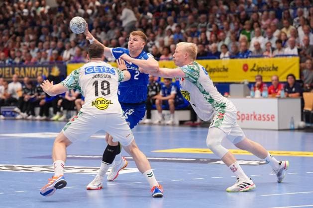 29.03.2025, xydrx, Handball, 1.HBL, TBV Lemgo Lippe - SC Magdeburg, PHOENIX Contact-Arena: Lukas Hutecek (TBV Lemgo Lippe 2) im Zweikampf gegen Elvar Oern Jonsson (SC Magdeburg 19) und Magnus Saugstrup (SC Magdeburg 23) Nordrhein-Westfahlen Deutschland