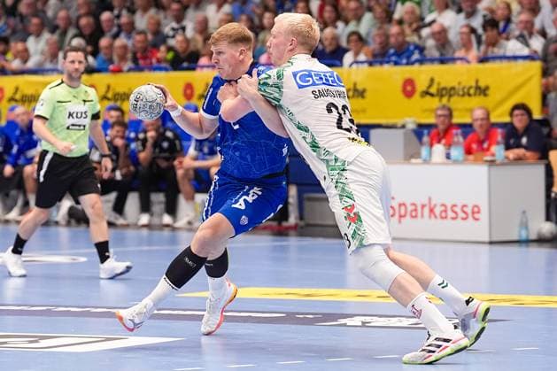 29.03.2025, xydrx, Handball, 1.HBL, TBV Lemgo Lippe - SC Magdeburg, PHOENIX Contact-Arena: Lukas Hutecek (TBV Lemgo Lippe 2) im Zweikampf gegen Magnus Saugstrup (SC Magdeburg 23) Nordrhein-Westfahlen Deutschland