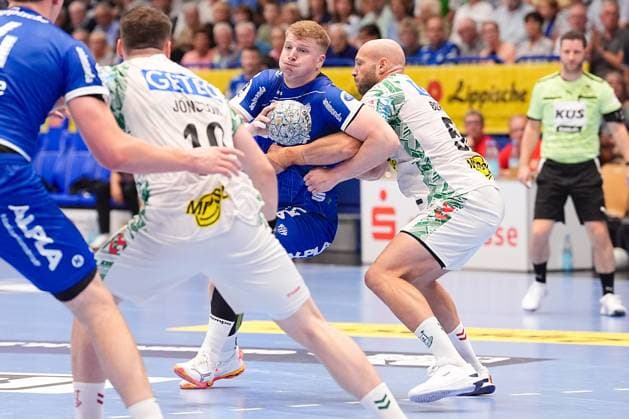 29.03.2025, xydrx, Handball, 1.HBL, TBV Lemgo Lippe - SC Magdeburg, PHOENIX Contact-Arena: Niels Versteijnen (TBV Lemgo Lippe 25) im Zweikampf gegen Oscar Bergendahl (SC Magdeburg 54) Nordrhein-Westfahlen Deutschland