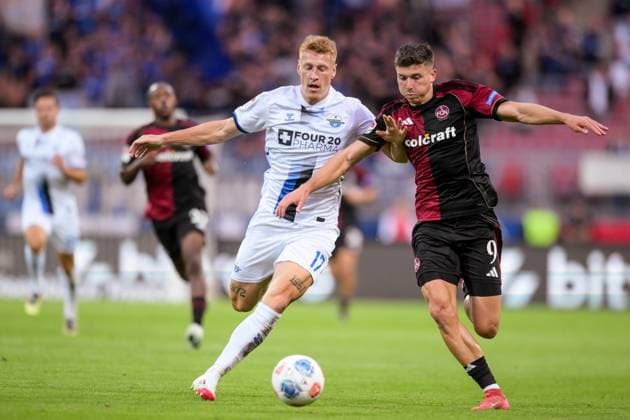 Fußball, 2. Bundesliga, 20250829, 1. FC Nürnberg - SC Paderborn. Im Bild v.l. Laurin CURDA (Paderborn, 17), Semir TELALOVIC (Nürnberg, 9) Zweikampf Ball. Nürnberg Max-Morlock-Stadion Bayern Deutschland