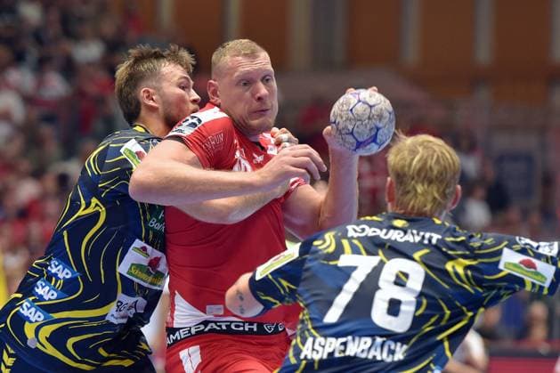 Dainis Kristopans (MT Melsungen 10) (am Ball), Steven Plucnar Jacobsen (Rhein-Neckar Loewen 9) (L), Edwin Aspenbaeck (Rhein-Neckar Loewen 78) , GER, MT Melsungen - Rhein-Neckar Loewen, Handball, 1. Bundesliga, 1. Spieltag, Saison 2025 2026, 29.08.2025, GER, MT Melsungen - Rhein-Neckar Loewen, Handball, 1. Bundesliga, 1. Spieltag, Saison 2025 2026, 29.08.2025 Kassel *** Dainis Kristopans MT Melsungen 10 on the ball , Steven Plucnar Jacobsen Rhein Neckar Loewen 9 L , Edwin Aspenbaeck Rhein Neckar Loewen 78 , GER, MT Melsungen Rhein Neckar Loewen, Handball, 1 Bundesliga, 1 Matchday, Season 2025 2026, 29 08 2025, GER, MT Melsungen Rhein Neckar Loewen, Handball, 1 Bundesliga, 1 Matchday, Season 2025 2026, 29 08 2025 Kassel Copyright: xEibner-Pressefotox xRolandxSippelx EP_RSL