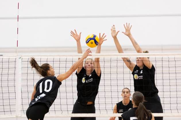 Testspiel: Schwarz-Weiss Erfurt vs. VfB Suhl LOTTO Thüringen; Erfurt; 29.08.2025 Kinga Szücs ( 10; Schwarz-Weiss Erfurt) gegen Hannah Hartmann ( 5; VfB Suhl LOTTO Thüringen) (links) und Roosa Laakkonen ( 4; VfB Suhl LOTTO Thüringen) (rechts)Testspiel: Schwarz-Weiss Erfurt vs. VfB Suhl LOTTO Thüringen; Riethsporthalle Erfurt; 29.08.2025 Copyright: xBEAUTIFULxSPORTS Duehringx