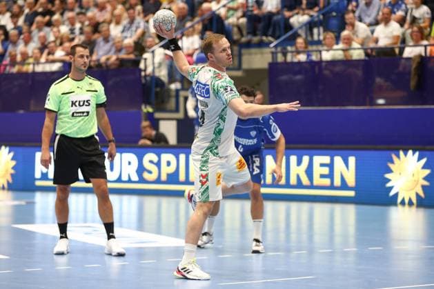 29.08.2025, xgox, Handball - Daikin HBL TBV Lemgo-Lippe - SC Magdeburg emspor, v.l. Omar Ingi Magnusson (Magdeburg, 14) beim Siebenmeter Lemgo