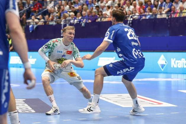 29.08.2025, xgox, Handball - Daikin HBL TBV Lemgo-Lippe - SC Magdeburg emspor, v.l. Gisli Thorgeir Kristjansson (Magdeburg, 10), Hendrik Wagner (Lemgo, 28) Zweikampf, Duell, Kampf, tackle Lemgo
