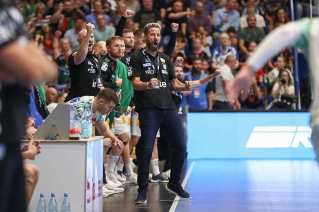 29.08.2025, xgox, Handball - Daikin HBL TBV Lemgo-Lippe - SC Magdeburg emspor, v.l. Bennet Wiegert (Magdeburg, Trainer) Jubel, Torjubel, jubelt ueber das Tor, celebrate the goal, celebration Lemgo