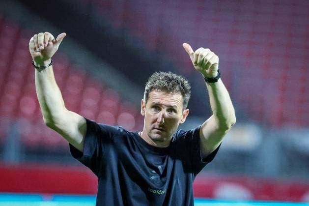 Chef-Trainer Miroslave Klose (1. FC Nuernberg) bedankt sich bei den Fans nach dem Heimspiel, 1. FC Nuernberg vs. SC Paderborn 07, DFL, 2. Bundesliga, Saison 2025 2026, Max-Morlock-Stadion, 4. Spieltag, Hinrunde, 29.08.2025 DFB regulations prohibit any use of photographs as image sequences and or quasi-video Nuernberg Bayern Deutschland