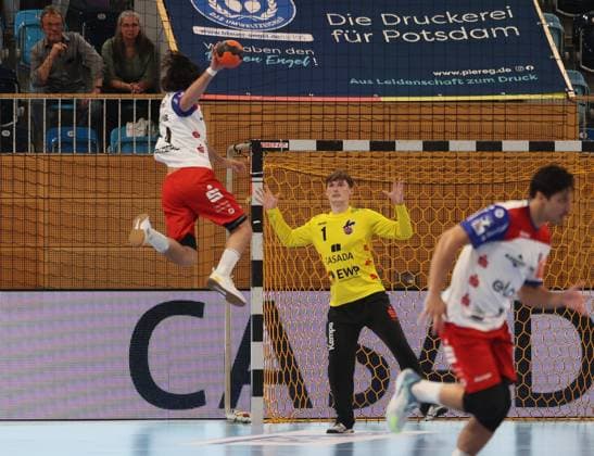 GER HBL2 Saison 2025 2026 VfL Potsdam vs HBW Balingen Weilstetten, 29.08.25, MBS Arena, Potsdam Tim RUGIERO-MATTHES (HBW Balingen-Weilstetten 4) fliegt von Außen ein und überwindet Frederik HÖLER (1.VfL Potsdam 1)
