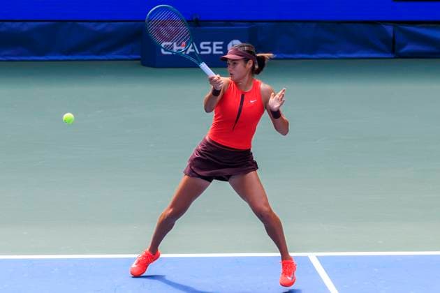 August 29, 2025, Flushing Meadows, New York, USA: Emma Raducanu hits a forehand return during a match against Elena Rybakina on Day 6 of the 2025 US Open at USTA Billie Jean King National Tennis Center on Friday August 29, 2025 in the Flushing neighborhood of the Queens borough of New York City. JAVIER ROJAS PI Flushing Meadows USA - ZUMAp124 20250829_zaa_p124_004 Copyright: xJavierxRojasx