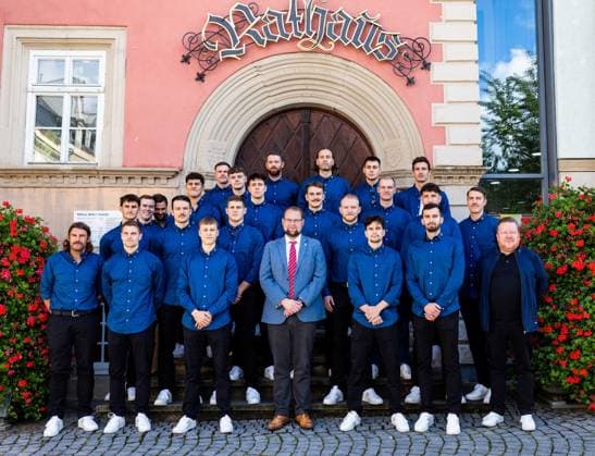 29.08.2025, GER, Handball, Maenner, Saison 25 26, ThSV Eisenach Saisonstart beim Oberbuergermeister der Wartburgstadt Eisenach Mannschaftsbild des ThSV Eisenach vor dem Eisenacher Rathaus auf dem Marktplatz gemeinsam mit Christoph Ihling, Rene Witte (Geschaeftsfuehrer Manager ThSV Eisenach), Sebastian Hinze (ThSV Eisenach,Trainer) Stephan Seitz (ThSV Eisenach,44), Stanislaw Gorobtschuk (ThSV Eisenach, Torwarttrainer), Gian Attenhofer (ThSV Eisenach,11), Bastian Freitag (ThSV Eisenach, 20), Alexander Saul (ThSV Eisenach,95), Matija Spikic (ThSV Eisenach,1), Alexandar Capric (ThSV Eisenach, 6), Moritz Ende (ThSV Eisenach,21), Tillman Leu (ThSV Eisenach,99), Felix Aellen (ThSV Eisenach,22), Peter Walz (ThSV Eisenach,14), Fynn Hangstein (ThSV Eisenach,10), Phillip Meyer (ThSV Eisenach,27), Justin Kurch (ThSV Eisenach,52), Oskar Joelsson (ThSV Eisenach,3), Vincent Buechner (ThSV Eisenach,74), Marec Stupka (ThSV Eisenach,94), Timothy Reichmuth (ThSV Eisenach,5) und Matija Spikic (ThSV Eisenach,1) sowie Silvio Heinevetter (ThSV Eisenach,12) 99817 Eisenach Rathaus Marktplatz Thueringen Deutschland