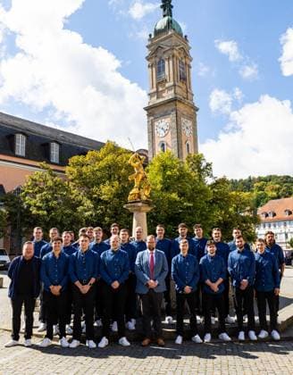 29.08.2025, GER, Handball, Maenner, Saison 25 26, ThSV Eisenach Saisonstart beim Oberbuergermeister der Wartburgstadt Eisenach Mannschaftsbild des ThSV Eisenach vor dem Eisenacher Rathaus auf dem Marktplatz gemeinsam mit Christoph Ihling, Rene Witte (Geschaeftsfuehrer Manager ThSV Eisenach), Sebastian Hinze (ThSV Eisenach,Trainer) Stephan Seitz (ThSV Eisenach,44), Stanislaw Gorobtschuk (ThSV Eisenach, Torwarttrainer), Gian Attenhofer (ThSV Eisenach,11), Bastian Freitag (ThSV Eisenach, 20), Alexander Saul (ThSV Eisenach,95), Matija Spikic (ThSV Eisenach,1), Alexandar Capric (ThSV Eisenach, 6), Moritz Ende (ThSV Eisenach,21), Tillman Leu (ThSV Eisenach,99), Felix Aellen (ThSV Eisenach,22), Peter Walz (ThSV Eisenach,14), Fynn Hangstein (ThSV Eisenach,10), Phillip Meyer (ThSV Eisenach,27), Justin Kurch (ThSV Eisenach,52), Oskar Joelsson (ThSV Eisenach,3), Vincent Buechner (ThSV Eisenach,74), Marec Stupka (ThSV Eisenach,94), Timothy Reichmuth (ThSV Eisenach,5) und Matija Spikic (ThSV Eisenach,1) sowie Silvio Heinevetter (ThSV Eisenach,12) 99817 Eisenach Rathaus Marktplatz Thueringen Deutschland