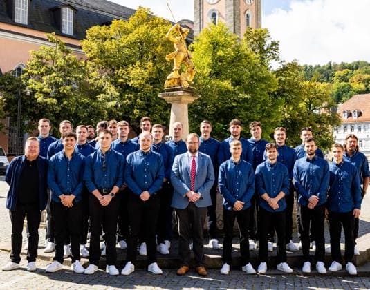 29.08.2025, GER, Handball, Maenner, Saison 25 26, ThSV Eisenach Saisonstart beim Oberbuergermeister der Wartburgstadt Eisenach Mannschaftsbild des ThSV Eisenach vor dem Eisenacher Rathaus auf dem Marktplatz gemeinsam mit Christoph Ihling, Rene Witte (Geschaeftsfuehrer Manager ThSV Eisenach), Sebastian Hinze (ThSV Eisenach,Trainer) Stephan Seitz (ThSV Eisenach,44), Stanislaw Gorobtschuk (ThSV Eisenach, Torwarttrainer), Gian Attenhofer (ThSV Eisenach,11), Bastian Freitag (ThSV Eisenach, 20), Alexander Saul (ThSV Eisenach,95), Matija Spikic (ThSV Eisenach,1), Alexandar Capric (ThSV Eisenach, 6), Moritz Ende (ThSV Eisenach,21), Tillman Leu (ThSV Eisenach,99), Felix Aellen (ThSV Eisenach,22), Peter Walz (ThSV Eisenach,14), Fynn Hangstein (ThSV Eisenach,10), Phillip Meyer (ThSV Eisenach,27), Justin Kurch (ThSV Eisenach,52), Oskar Joelsson (ThSV Eisenach,3), Vincent Buechner (ThSV Eisenach,74), Marec Stupka (ThSV Eisenach,94), Timothy Reichmuth (ThSV Eisenach,5) und Matija Spikic (ThSV Eisenach,1) sowie Silvio Heinevetter (ThSV Eisenach,12) 99817 Eisenach Rathaus Marktplatz Thueringen Deutschland