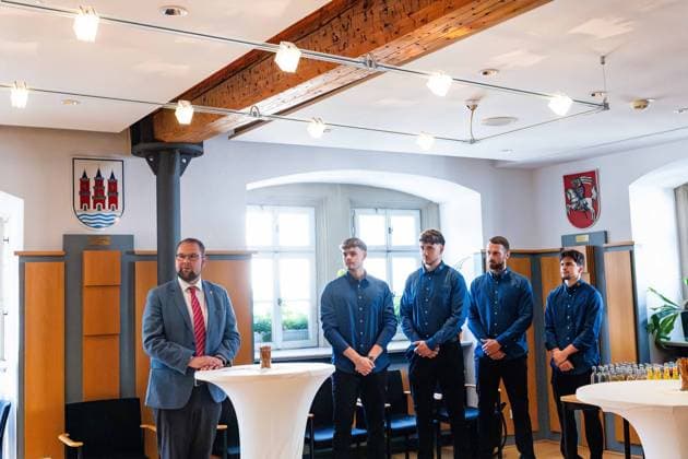 29.08.2025, GER, Handball, Maenner, Saison 25 26, ThSV Eisenach Saisonstart beim Oberbuergermeister der Wartburgstadt Eisenach Christoph Ihling, Bastian Freitag (ThSV Eisenach, 20), Justin Kurch (ThSV Eisenach,52), Alexander Saul (ThSV Eisenach,95), Timothy Reichmuth (ThSV Eisenach,5) 99817 Eisenach Rathaus Marktplatz Thueringen Deutschland