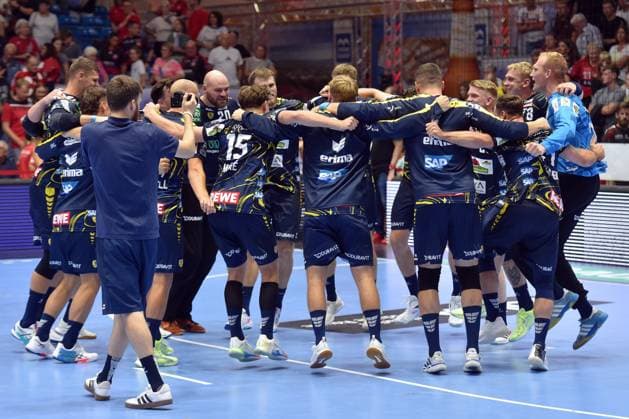 Jubel, Freude nach dem Sieg; David More (Rhein-Neckar Loewen 15), David Spaeth (Torwart Rhein-Neckar Loewen 29) (R) , GER, MT Melsungen - Rhein-Neckar Loewen, Handball, 1. Bundesliga, 1. Spieltag, Saison 2025 2026, 29.08.2025, GER, MT Melsungen - Rhein-Neckar Loewen, Handball, 1. Bundesliga, 1. Spieltag, Saison 2025 2026, 29.08.2025 Kassel Copyright: xEibner-Pressefotox xRolandxSippelx EP_RSL