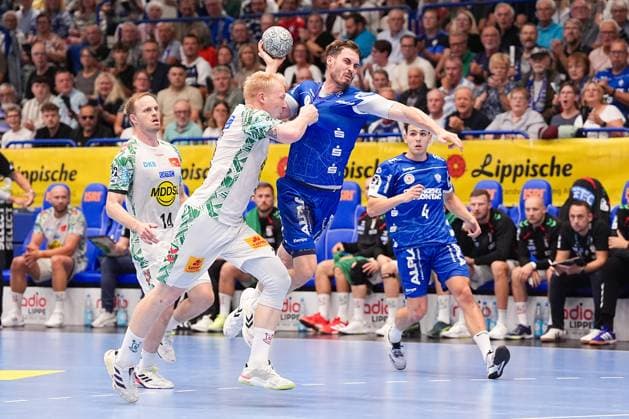 29.03.2025, xydrx, Handball, 1.HBL, TBV Lemgo Lippe - SC Magdeburg, PHOENIX Contact-Arena: Magnus Saugstrup (SC Magdeburg 23) im Zweikampf gegen Hendrik Wagner (TBV Lemgo Lippe 28) Nordrhein-Westfahlen Deutschland