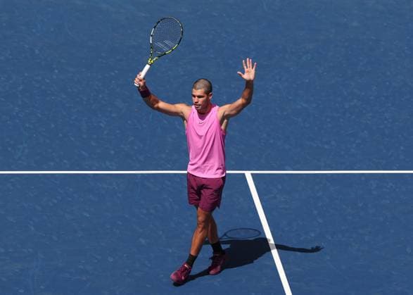 Carlos Alcaraz (ESP) winkt und bedankt sich bei den Zuschauern, Fans nach dem Sieg, von oben, USTA Billie Jean King National Tennis Center, Flushing Meadows, New York, USA . Copyright: xJuergenxHasenkopfx