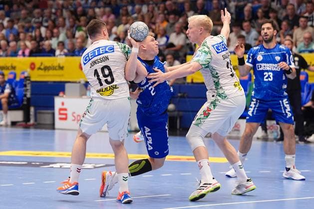 29.08.2025, xydrx, Handball, 1.HBL, TBV Lemgo Lippe - SC Magdeburg, PHOENIX Contact-Arena: Lukas Hutecek (TBV Lemgo Lippe 2) im Zweikampf gegen Elvar Oern Jonsson (SC Magdeburg 19) und Magnus Saugstrup (SC Magdeburg 23) Nordrhein-Westfahlen Deutschland