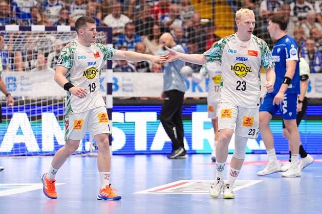 29.08.2025, xydrx, Handball, 1.HBL, TBV Lemgo Lippe - SC Magdeburg, PHOENIX Contact-Arena: Elvar Oern Jonsson (SC Magdeburg 19) und Magnus Saugstrup (SC Magdeburg 23) klatschen sicg ab Nordrhein-Westfahlen Deutschland