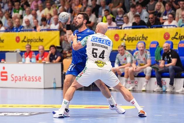 29.08.2025, xydrx, Handball, 1.HBL, TBV Lemgo Lippe - SC Magdeburg, PHOENIX Contact-Arena: Tim Suton (TBV Lemgo Lippe 23) im Zweikampf gegen Oscar Bergendahl (SC Magdeburg 54) Nordrhein-Westfahlen Deutschland