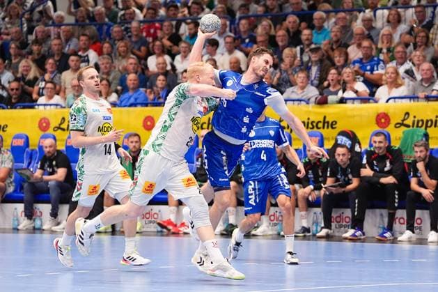 29.08.2025, xydrx, Handball, 1.HBL, TBV Lemgo Lippe - SC Magdeburg, PHOENIX Contact-Arena: Magnus Saugstrup (SC Magdeburg 23) im Zweikampf gegen Hendrik Wagner (TBV Lemgo Lippe 28) Nordrhein-Westfahlen Deutschland