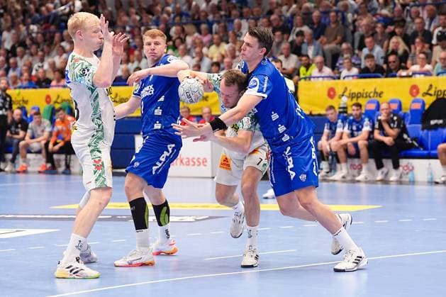 29.08.2025, xydrx, Handball, 1.HBL, TBV Lemgo Lippe - SC Magdeburg, PHOENIX Contact-Arena: Felix Claar (SC Magdeburg 7) im Zweikampf gegen Frederik Simak (TBV Lemgo Lippe 8) Nordrhein-Westfahlen Deutschland