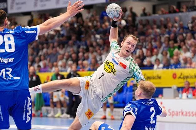 29.08.2025, xydrx, Handball, 1.HBL, TBV Lemgo Lippe - SC Magdeburg, PHOENIX Contact-Arena: Felix Claar (SC Magdeburg 7) im Zweikampf gegen Lukas Hutecek (TBV Lemgo Lippe 2) Nordrhein-Westfahlen Deutschland