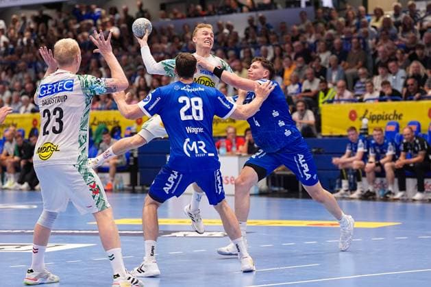 29.08.2025, xydrx, Handball, 1.HBL, TBV Lemgo Lippe - SC Magdeburg, PHOENIX Contact-Arena: Gisli Kristjansson (SC Magdeburg 10) im Zweikampf gegen Hendrik Wagner (TBV Lemgo Lippe 28) und Joel Willecke (TBV Lemgo Lippe 24) Nordrhein-Westfahlen Deutschland