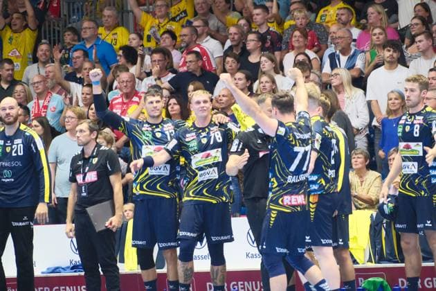 29.08.2025 xkhx Kassel, Rohtenbachhalle Handball-Bundesliga Saison 2025 2026 MT Melsungen gegen Rhein-Neckar Löwen Die Mannschaft jubelt und feiert den Sieg u.a. Edwin Aspenbaeck (Rhein-Neckar Loewen 78)