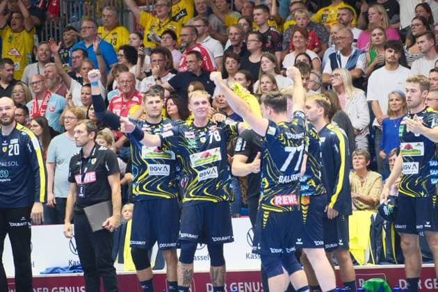 29.08.2025 xkhx Kassel, Rohtenbachhalle Handball-Bundesliga Saison 2025 2026 MT Melsungen gegen Rhein-Neckar Löwen Die Mannschaft jubelt und feiert den Sieg u.a. Edwin Aspenbaeck (Rhein-Neckar Loewen 78)