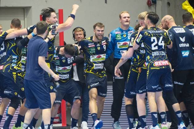 29.08.2025 xkhx Kassel, Rohtenbachhalle Handball-Bundesliga Saison 2025 2026 MT Melsungen gegen Rhein-Neckar Löwen Die Mannschaft jubelt und feiert den Sieg u.a. Steven Plucnar Jacobsen (Rhein-Neckar Loewen 9)