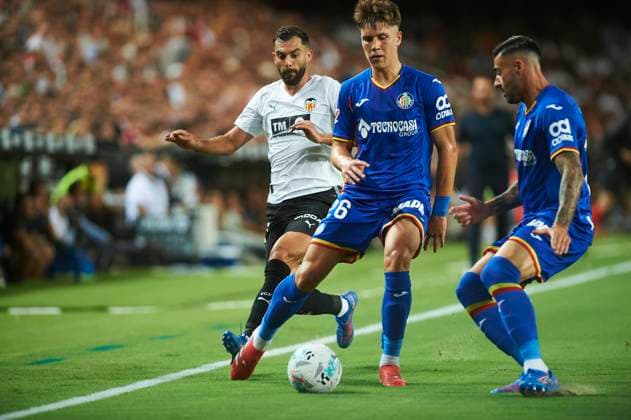 Luis Rioja (Valencia CF) and Davinchi (Getafe CF) during the LaLiga EA Sports match between Valencia CF and Getafe CF at Estadio de Mestalla on August 29, 2025 in Valencia, Spain. (Photo by Maria Jose Segovia DeFodi Images)