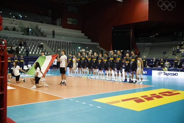 Italian team members during the Italian National Anthem during the FIPAV CUP MEN ELITE 2025, volleyball match between the national team, Nationalteam of Italy and the national team of Turkey, on 29 August 2025, Pala Vela, Turin, Italy. Photo Nderim Kaceli  Copyright: xNderimxKaceli IPAxSportx xipa-agency.netx xx IPA_63592276 IPA_Agency_IPA63592276