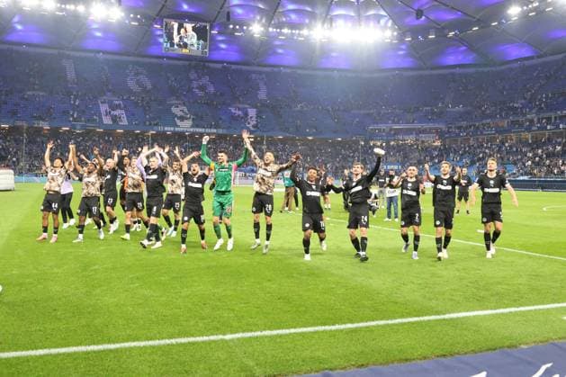 GER, xFSx ,Hamburg, HSV , 1. Bundesliga , Fussball, DFL, Hamburger SV , am Hamburger Volksparkstadion , FC St. Pauli , 29.08.2025 , v.l. FC St. Pauli feiert mit den Fans den 2:0 Sieg gegen den Hamburger SV DFL regulations prohibit any use of photographs as image sequences and or quasi-video. *** GER, xFSx ,Hamburg, HSV , 1 Bundesliga , Football, DFL, Hamburger SV , at Hamburger Volksparkstadion , FC St Pauli , 29 08 2025 , v l FC St Pauli celebrates with the fans the 2 0 victory against Hamburger SV DFL regulations prohibit any use of photographs as image sequences and or quasi video Copyright: HMBxMedia FernandoxSoares