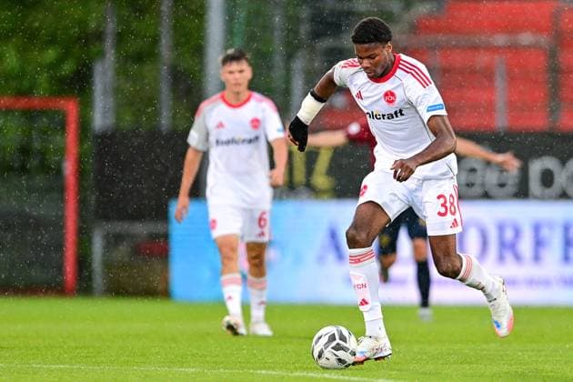 Winners Osawe (Nürnberg II, 38) am Ball, 29.08.2025, Unterhaching (Deutschland), Fussball, Regionalliga Bayern, SpVgg Unterhaching - 1. FC Nürnberg II