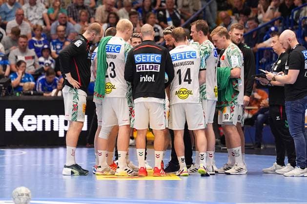 29.08.2025, xydrx, Handball, 1.HBL, TBV Lemgo Lippe - SC Magdeburg, PHOENIX Contact-Arena: Die Spieler vom SC Magdeburg bilden einen Kreis Nordrhein-Westfahlen Deutschland